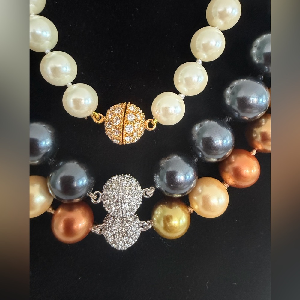 Mikimotto inspired Perl necklace in white with gold tone closure - Picture 11 of 11